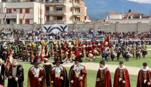 Sharing the Giostra della Quintana with Friends